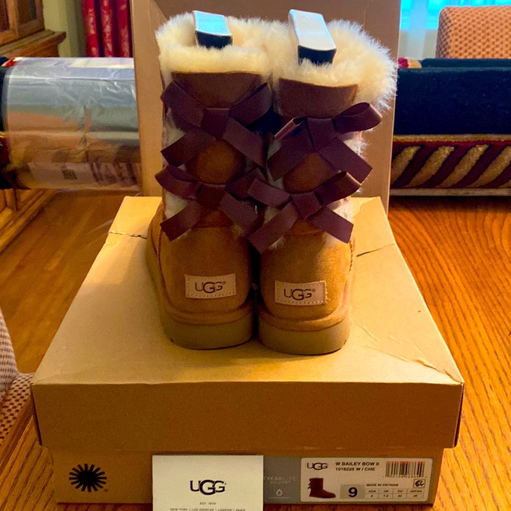Nearly new… size 9 chestnut Bailey Bows UGG boots